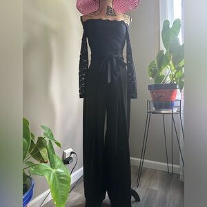 I’m selling this Express  jumpsuit long sleeve size XS black color Used once.